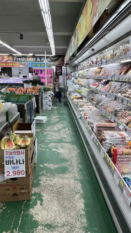 Dongil Discount Mart Yeonhui-dong