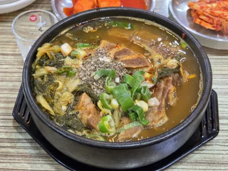 Cheonggiwa Ppyeodagwi Haejang-guk Geoje Branch