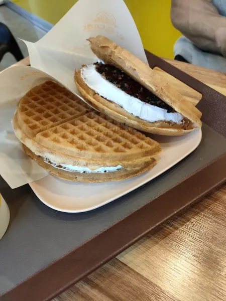 Waffle University Myeongbo Intersection Campus