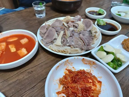 Hanujeong Gomtang