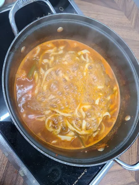 Ppalgan Dokkaebi Shabu-shabu Son Kalguksu
